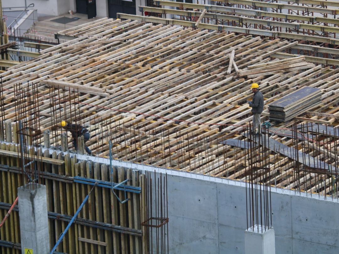 Deckenschalung mit Trägern und Stützen sowie verlegter Bewehrung vor dem Betonieren einer Geschossdecke